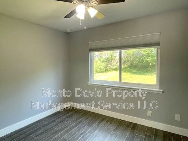 Building Photo - 2504 Manor Cir