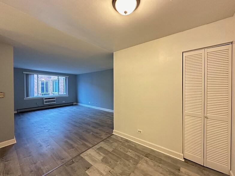 Building Photo - 3825 N Pine Grove Ave