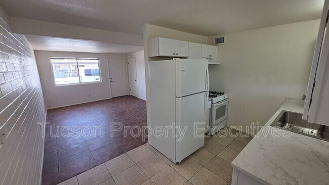 Building Photo - 4235 E Lee St