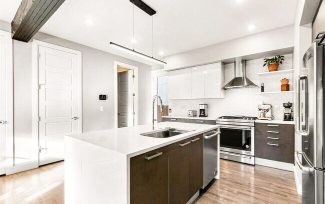 Building Photo - Beautiful 4 bedroom 3 bathroom property in Jefferson Park Denver