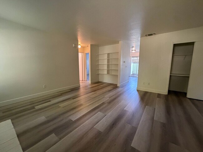 Building Photo - Beautiful 2 bedroom 1 bath Available today! Apply today!