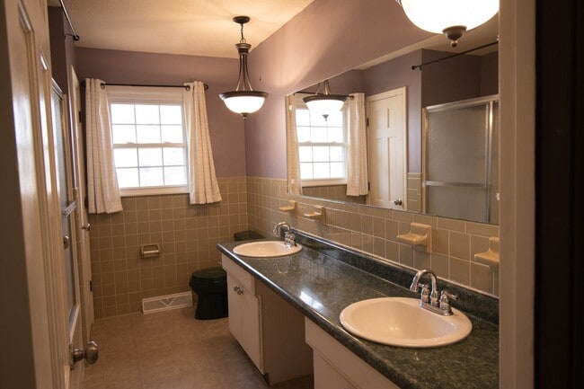 Building Photo - Cozy Spacious Home 4bd/3ba w garage