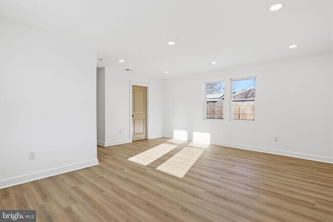 Building Photo - 68 Daffodil Ln