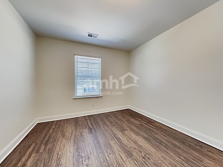 Building Photo - 297 Bering Ln