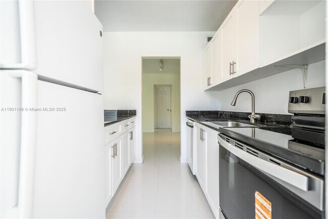 Building Photo - 1940 Biarritz Dr