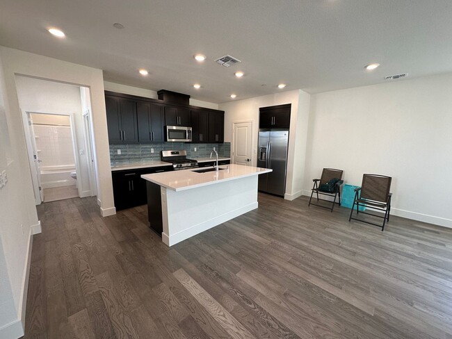 Building Photo - Beautiful 4 Bedroom / 3 Bath River Islands...