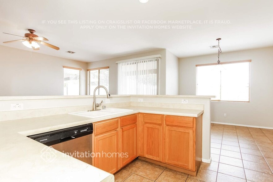 Building Photo - 3213 S 103rd Dr