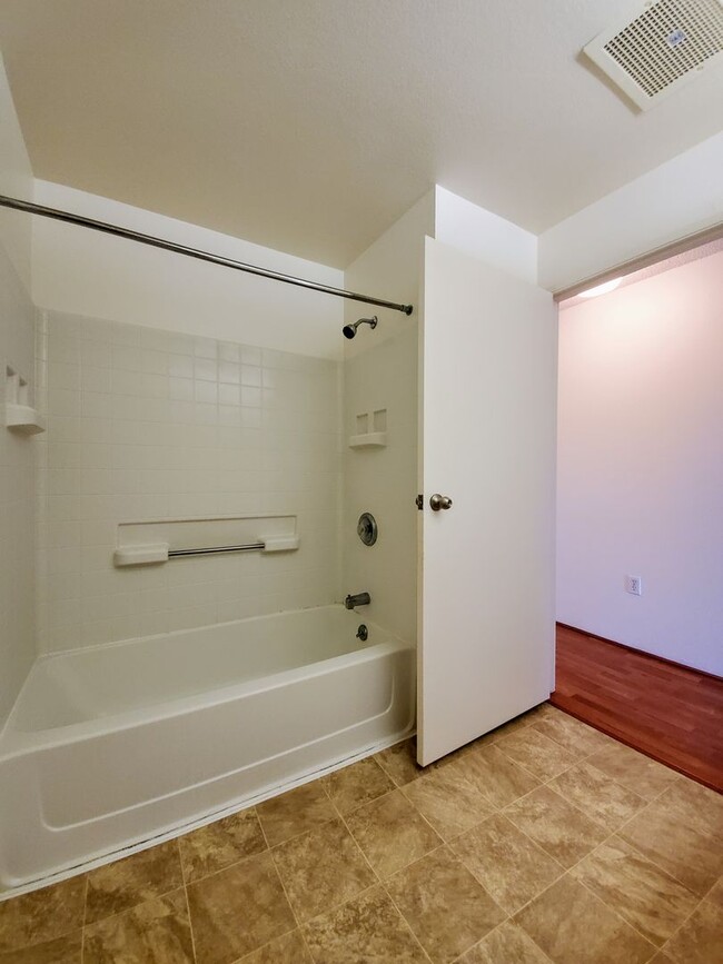 Building Photo - Available May 12, 2025 | 2 Bedroom, 2 bath...