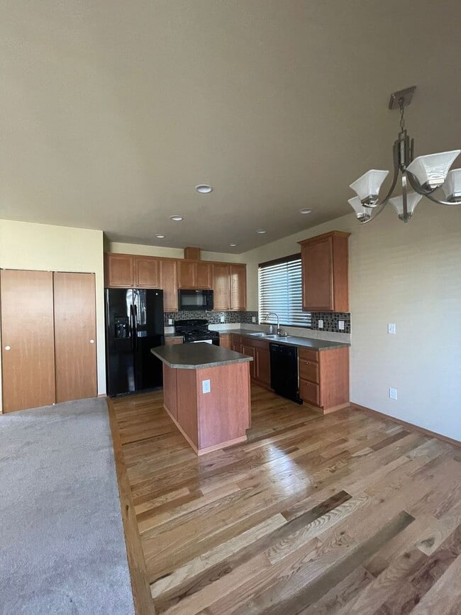 Building Photo - Spacious and Modern 4-Bedroom Home in Everett