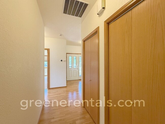 Building Photo - Spacious & Bright 3BD/3BA Home for Rent in...