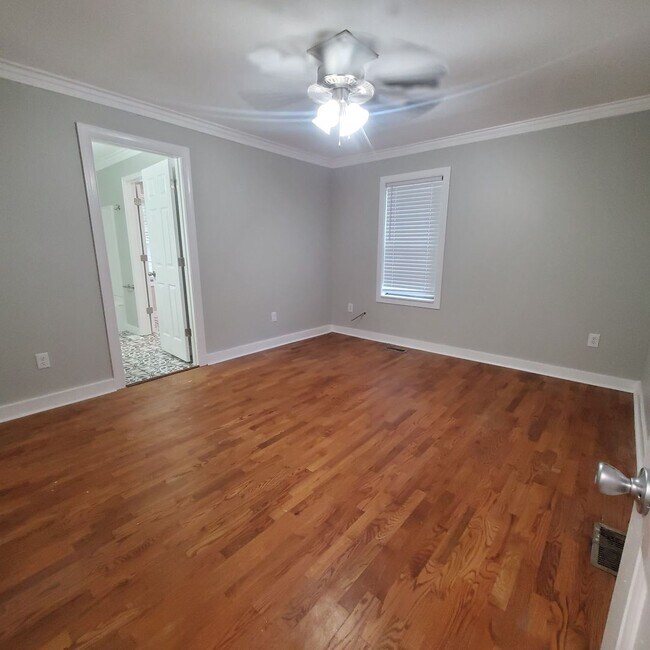 Building Photo - 702 Wildwood Ave