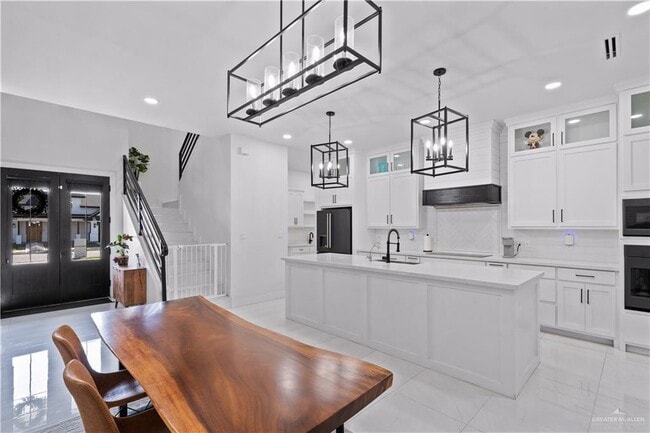 Building Photo - 23 Lago Delton