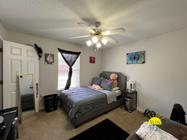 Building Photo - Spacious 4 Bedrooms in South Crestview!