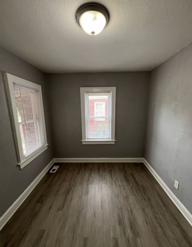 Building Photo - Cozy 2-Bedroom Duplex Minutes from Indepen...