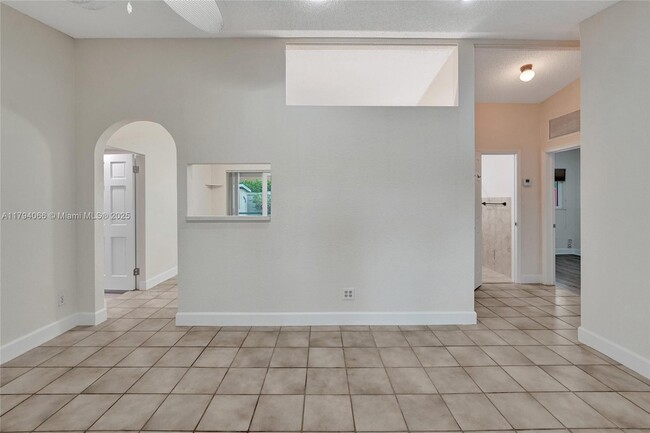 Building Photo - 4928 SW 24th Ave