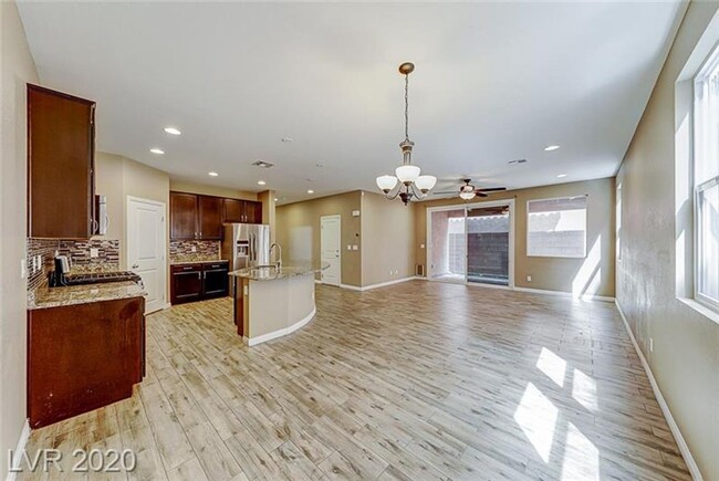 Building Photo - Northwest 4 bedroom!