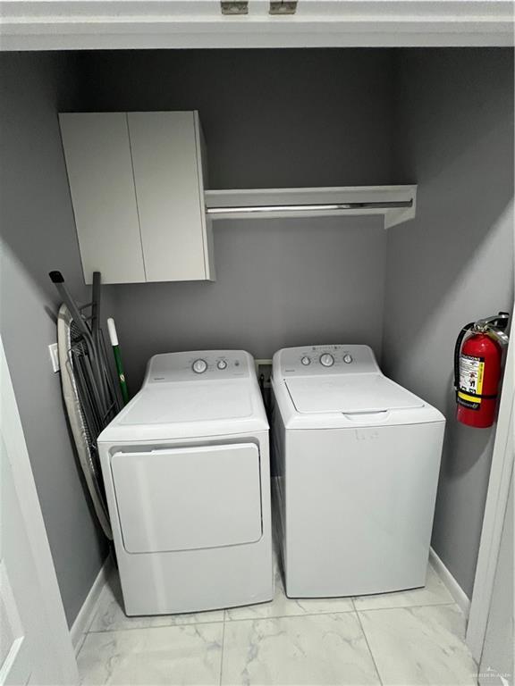 Building Photo - 13 E Iris Ave