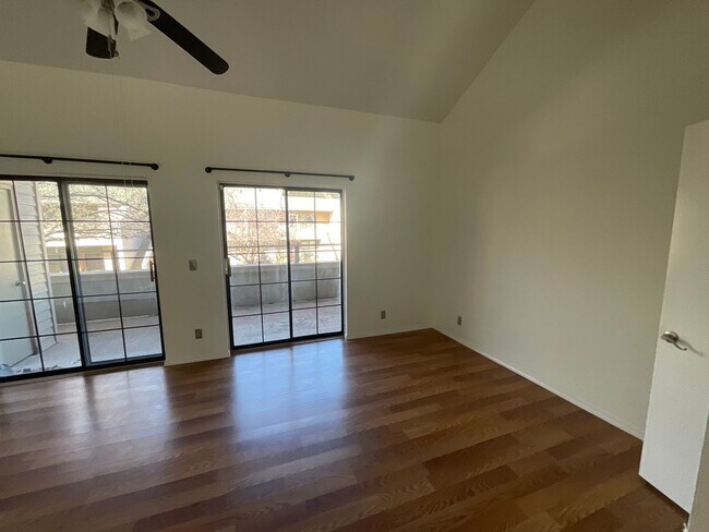 Building Photo - Newly renovated 2Bedroom 2 Bath Condo