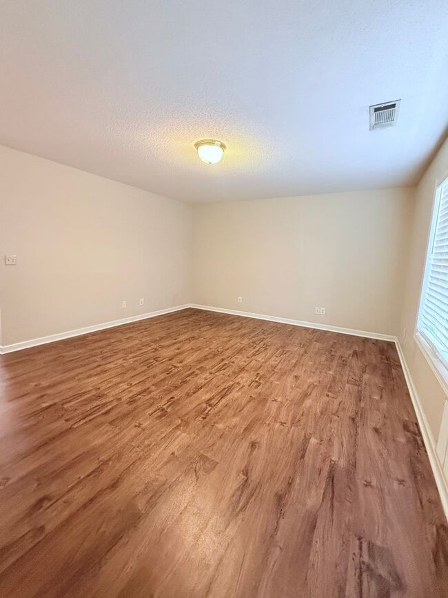 Building Photo - 2-bedroom townhome in great Gainesville location!