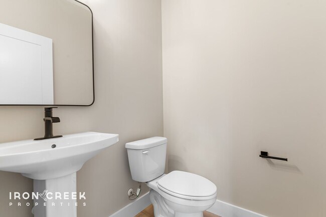 Building Photo - Modern 3-Bed/2.5-Bath Home with Fenced Yar...