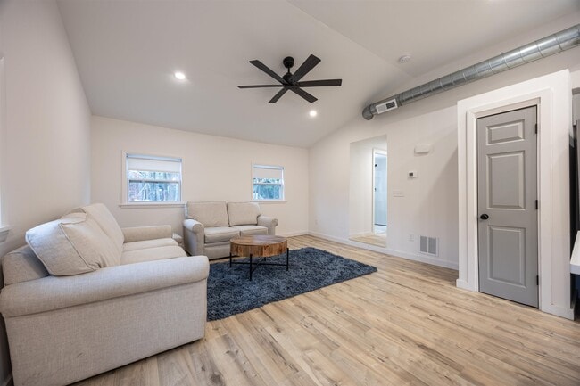 Building Photo - 601 Collettes Grove Rd