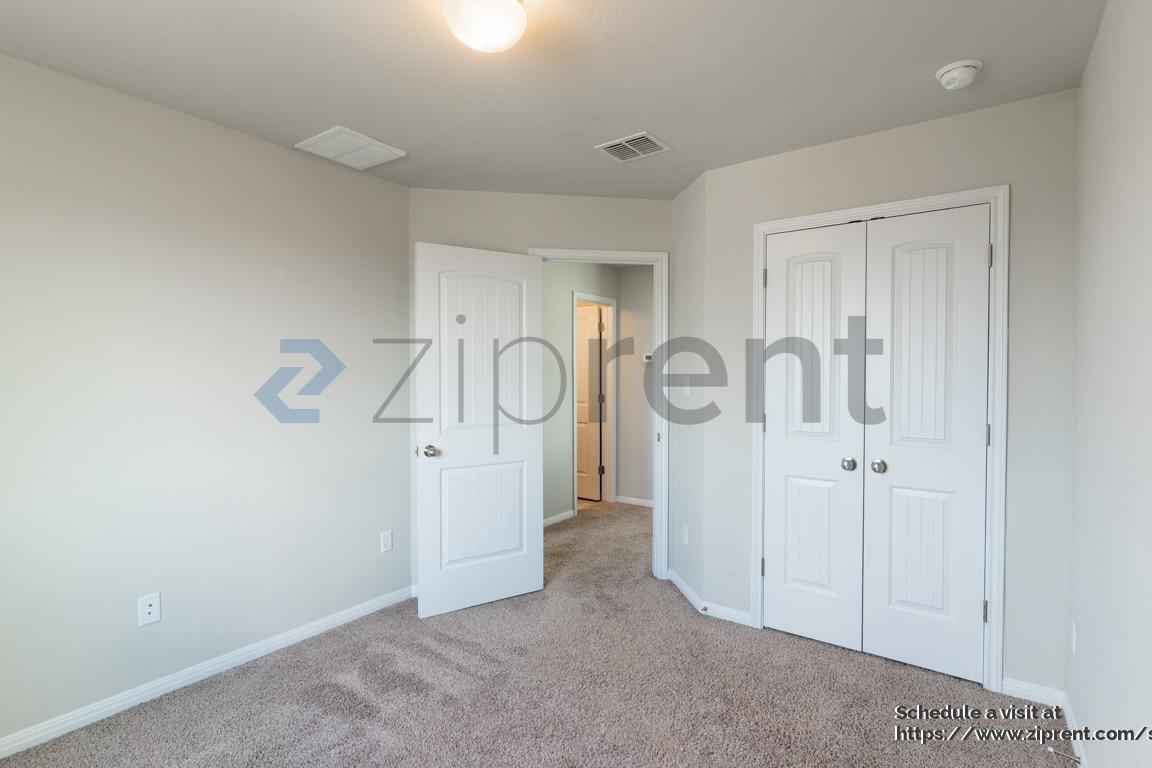 Building Photo - 215 Friendship Oak Dr
