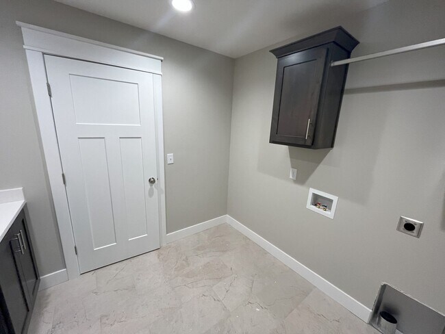 Building Photo - Beautiful, nearly-new 4 bedroom, 2 bath home on a cul-de-sac in the exclusive Lion's Gate neighbo...