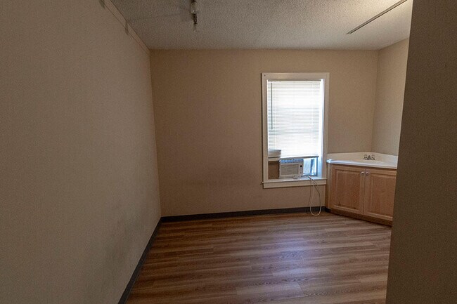Building Photo - 1110 E Broadway