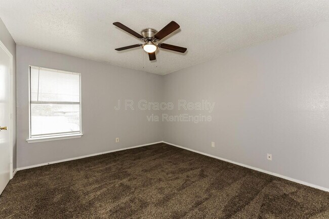 Building Photo - 5927 Shadydell Dr