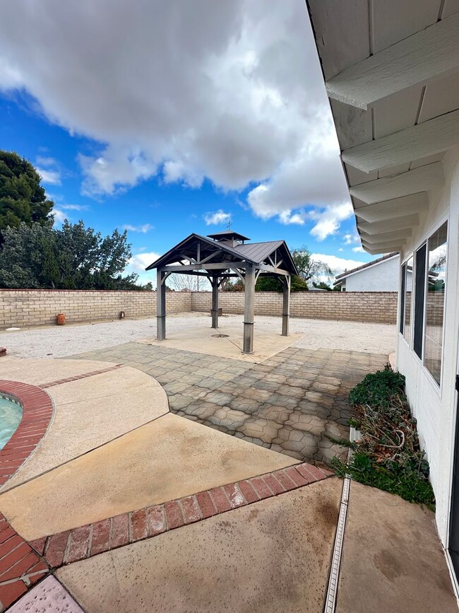 Building Photo - West Palmdale Pool Home