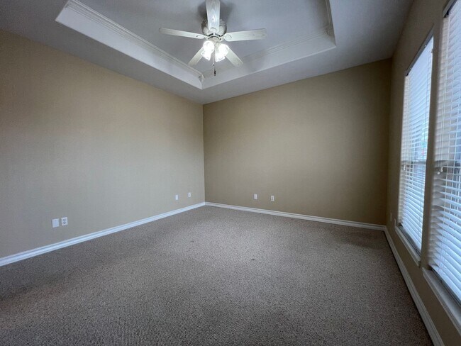 Building Photo - WATERFRONT TOWNHOME ON THE ISLAND!