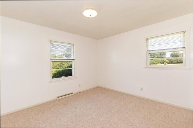 Building Photo - Spacious 3 Bed, 2 Bath Home with Open Floo...
