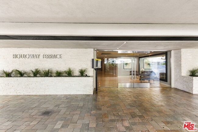 Building Photo - 8530 Holloway Dr