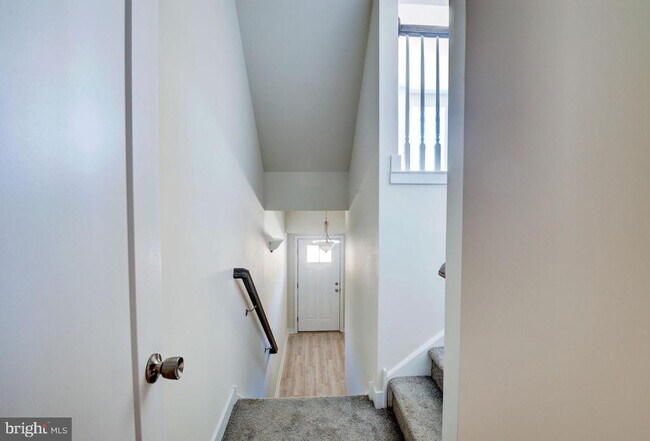 Building Photo - 29 Independence Ct