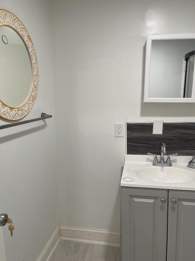 Building Photo - 416 Topeka Ave