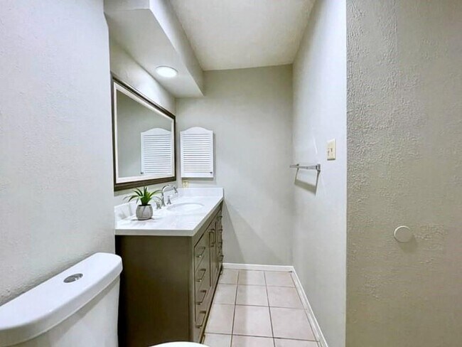 Building Photo - 9242 Westwood Village Dr