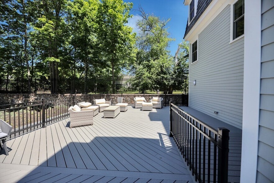 Outdoor common space - 425 Lagrange St