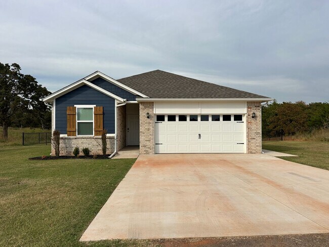 Building Photo - Lovely 3 Bedroom, 2 Bathroom on a 1.39 woo...