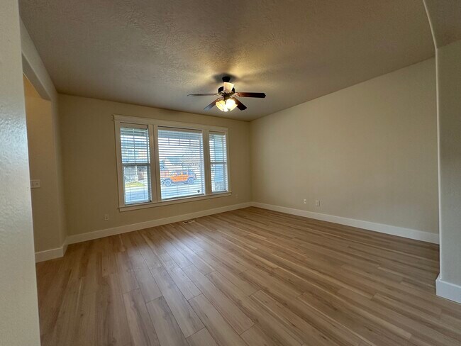 Building Photo - 7700 N Abe Ln