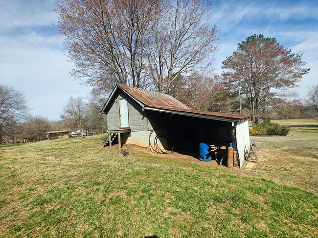 Building Photo - 2 bedroom home with garage on large lot