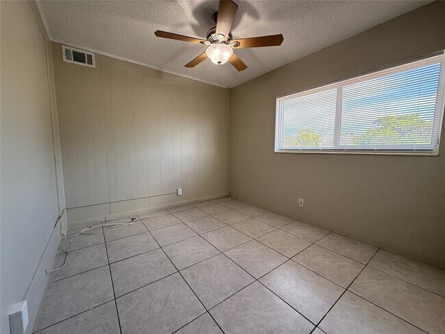 Building Photo - 530 NE 34th Ct