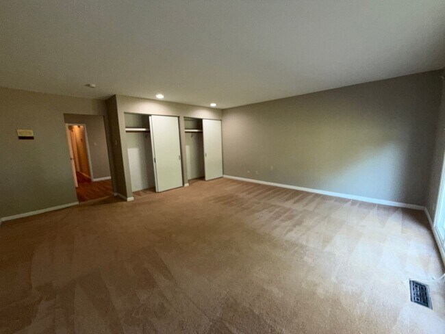 Building Photo - 1 Nicolet Dr