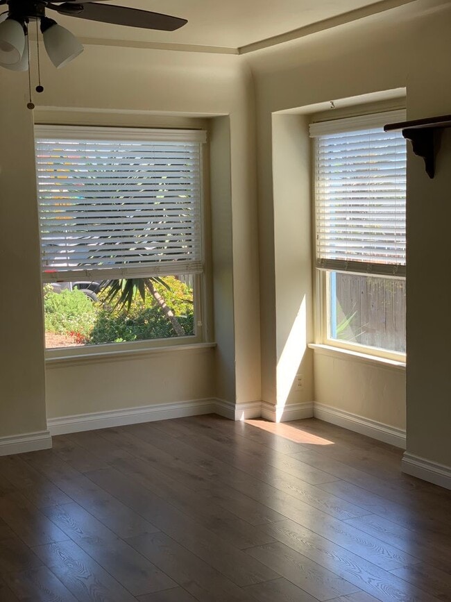 Building Photo - Cozy 1 bedroom cottage beach close with a yard, off street parking and a garage. Pets allowed