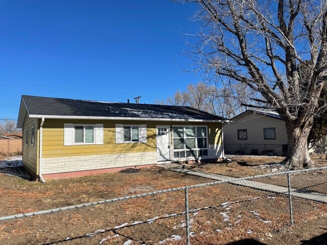Building Photo - NEWLY REMODELED 3 BEDROOM RANCHER IN STRAT...