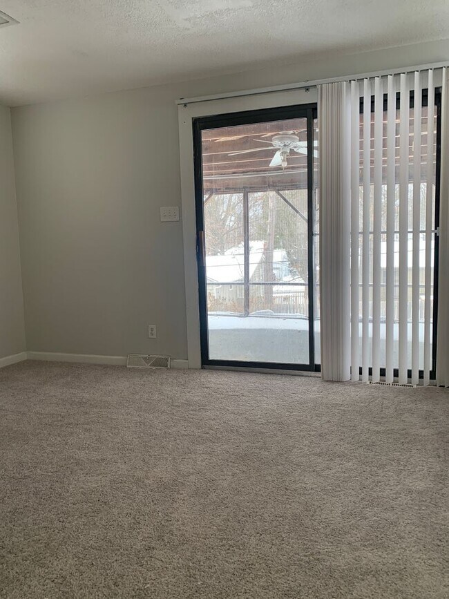 Building Photo - Your Next Home Awaits: 4BR/2BA in Desirable Prairie Village Location!
