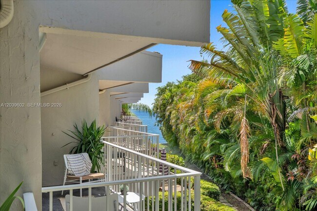 Building Photo - 6011 N Bayshore Dr