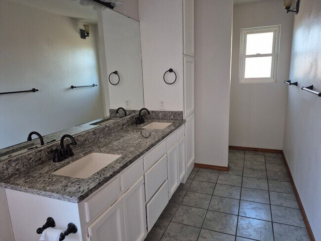 Building Photo - Spacious 3 bed/2 bath home in desired neig...