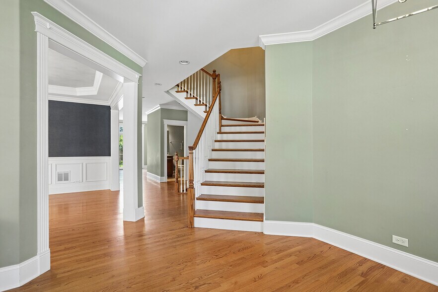 Building Photo - 737 S Swain Ave