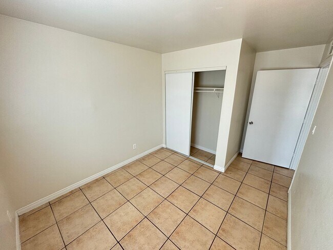 Building Photo - Charming 3BED/1BATH apartment located in N...
