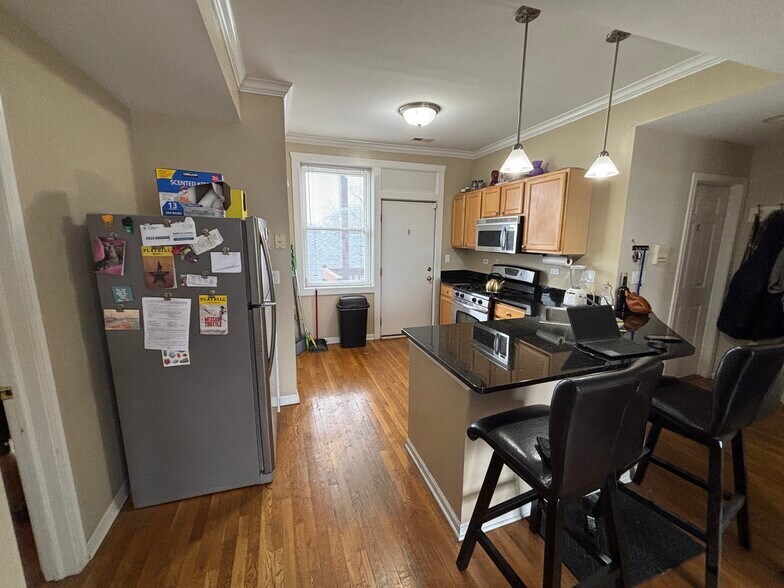 Building Photo - 3021 W Cullom Ave